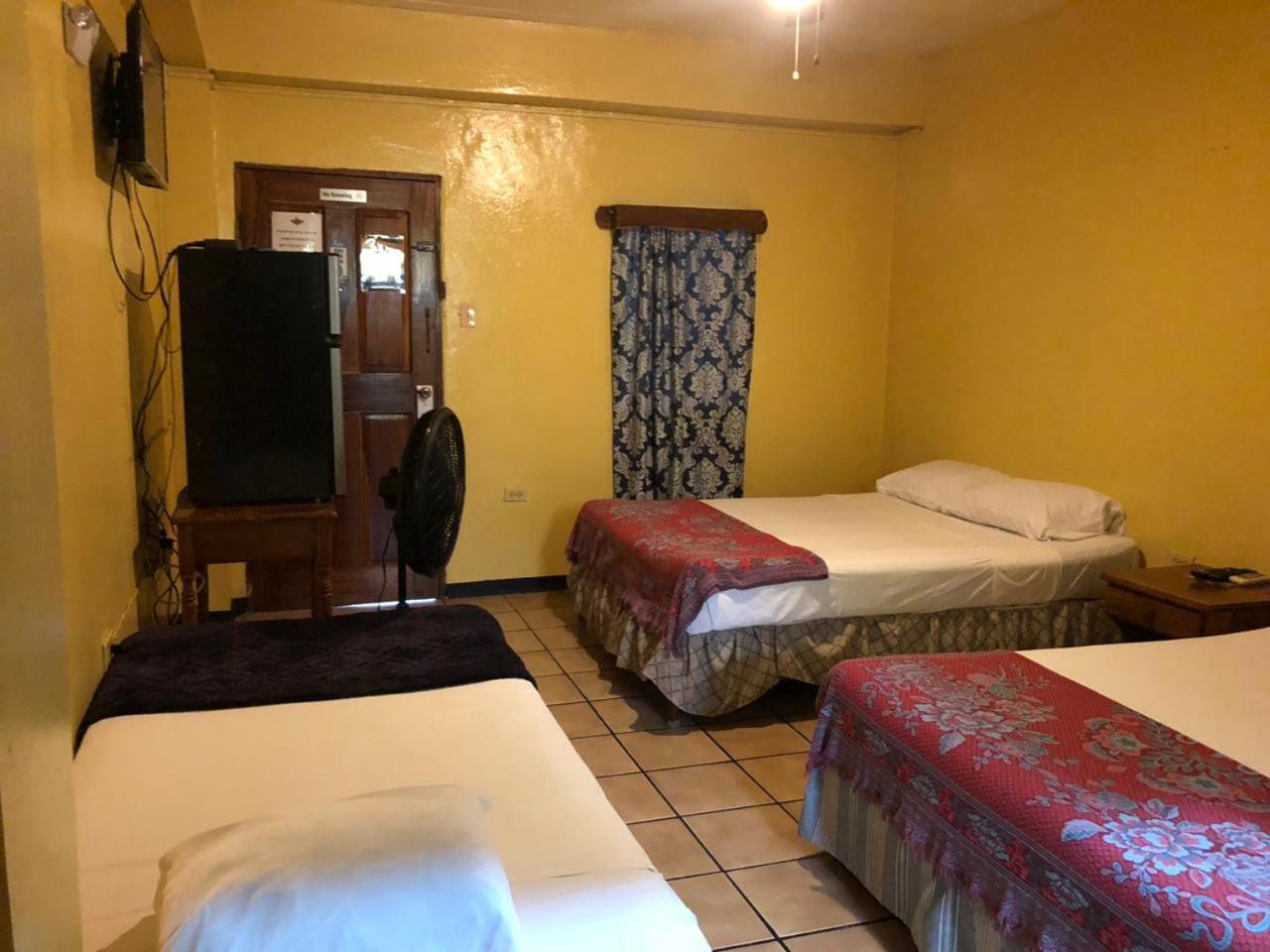 Chaleanor Hotel Dangriga Exterior foto