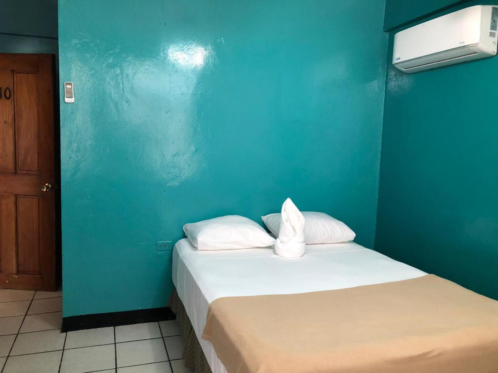 Chaleanor Hotel Dangriga Exterior foto